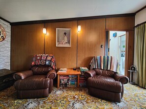 Interior - Te Anau Retro Retreat (Te Anau)