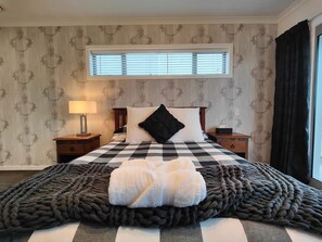 4 bedrooms, iron/ironing board, WiFi, bed sheets - Church Street Charmer (Riverton / Aparima)