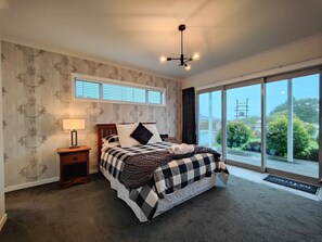 4 bedrooms, iron/ironing board, WiFi, bed sheets