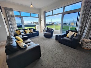 TV, fireplace - Church Street Charmer (Riverton / Aparima)