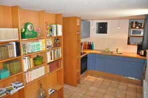 Kühlschrank, Ofen, Kochgeschirr/Geschirr/Besteck