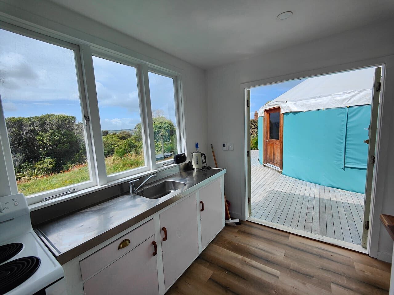 Réfrigérateur, four, plaque de cuisson, grille-pain