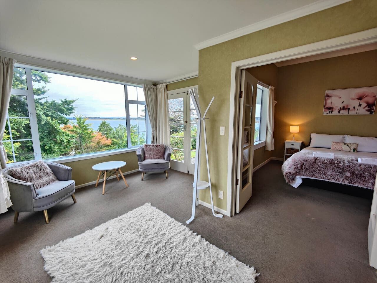 3 habitaciones, escritorio y tabla de planchar con plancha 