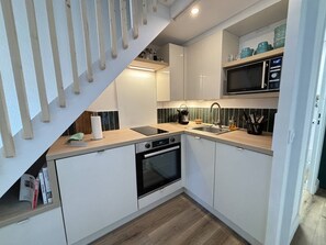 Fridge, microwave, oven, cookware/dishes/utensils