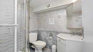 A bathroom with a toilet, sink, and shower. - STUDIO MEZZANINE CLIMATISE POUR 4 PERSONNES (LE CAP D AGDE)