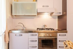 Fridge, oven, stovetop, coffee/tea maker