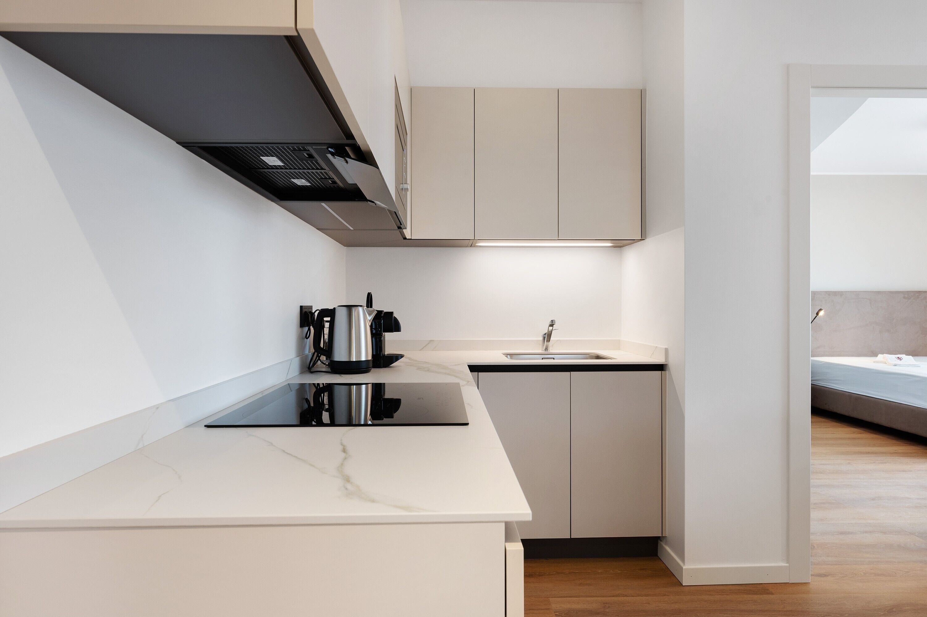 Jääkaappi, mikroaaltouuni, uuni, liesi