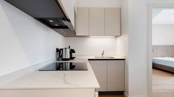 Jääkaappi, mikroaaltouuni, uuni, liesi