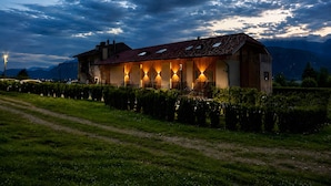 A rustic building with a sloped roof, multiple windows, and a well-maintained garden. - Apartment 'Maso Renner 4' with Mountain View, Wi-Fi and Air Conditioning (Laives)