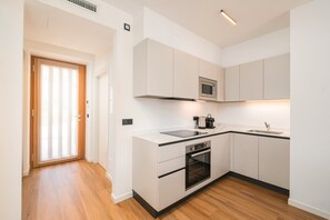 Kühlschrank, Mikrowelle, Ofen, Herdplatte