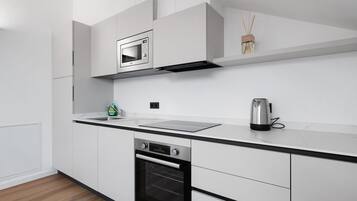 Kühlschrank, Mikrowelle, Ofen, Herdplatte