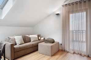A modern living room with a sofa, ottoman, and sheer curtains. - Apartment 'Maso Renner 5' with Mountain View, Wi-Fi and Air Conditioning (Laives)