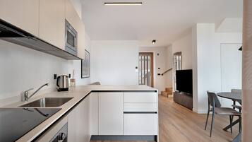 Jääkaappi, mikroaaltouuni, uuni, liesi