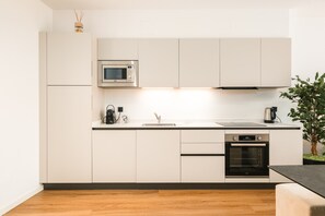 Réfrigérateur, micro-ondes, four, plaque de cuisson