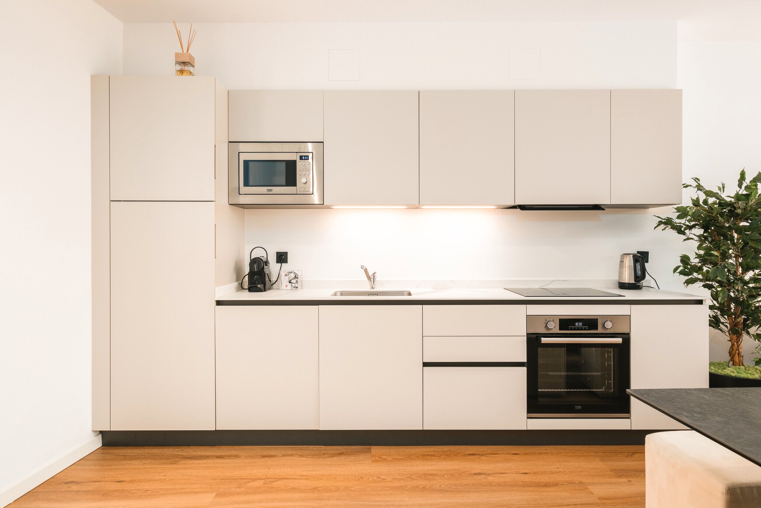 Réfrigérateur, micro-ondes, four, plaque de cuisson