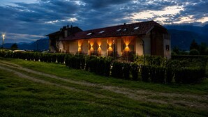 A rustic building with a sloped roof, multiple windows, and a well-maintained garden. - Apartment 'Maso Renner 6' with Mountain View, Wi-Fi and Air Conditioning (Laives)