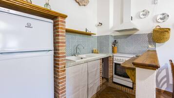 KylskÄp, ugn, spishÀll och kaffe- och tebryggare