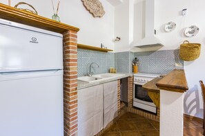 Réfrigérateur, four, plaque de cuisson, cafetière/bouilloire