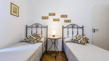 StrykjÀrn/strykbrÀda, gratis wi-fi och sÀngklÀder