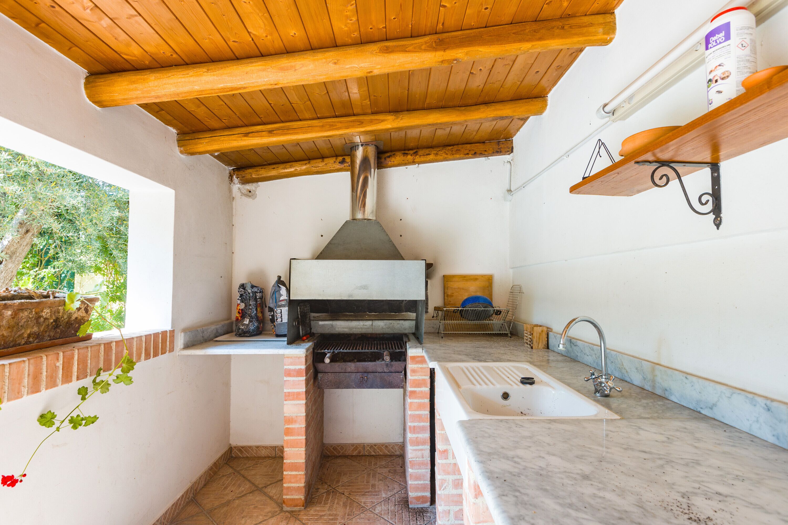 Fridge, oven, stovetop, coffee/tea maker