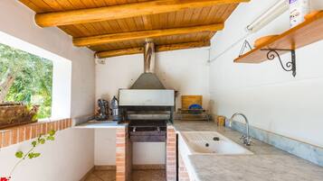 Fridge, oven, stovetop, coffee/tea maker