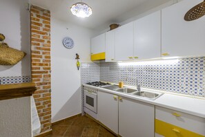 Geladeira, fogão, cooktop, cafeteira/chaleira