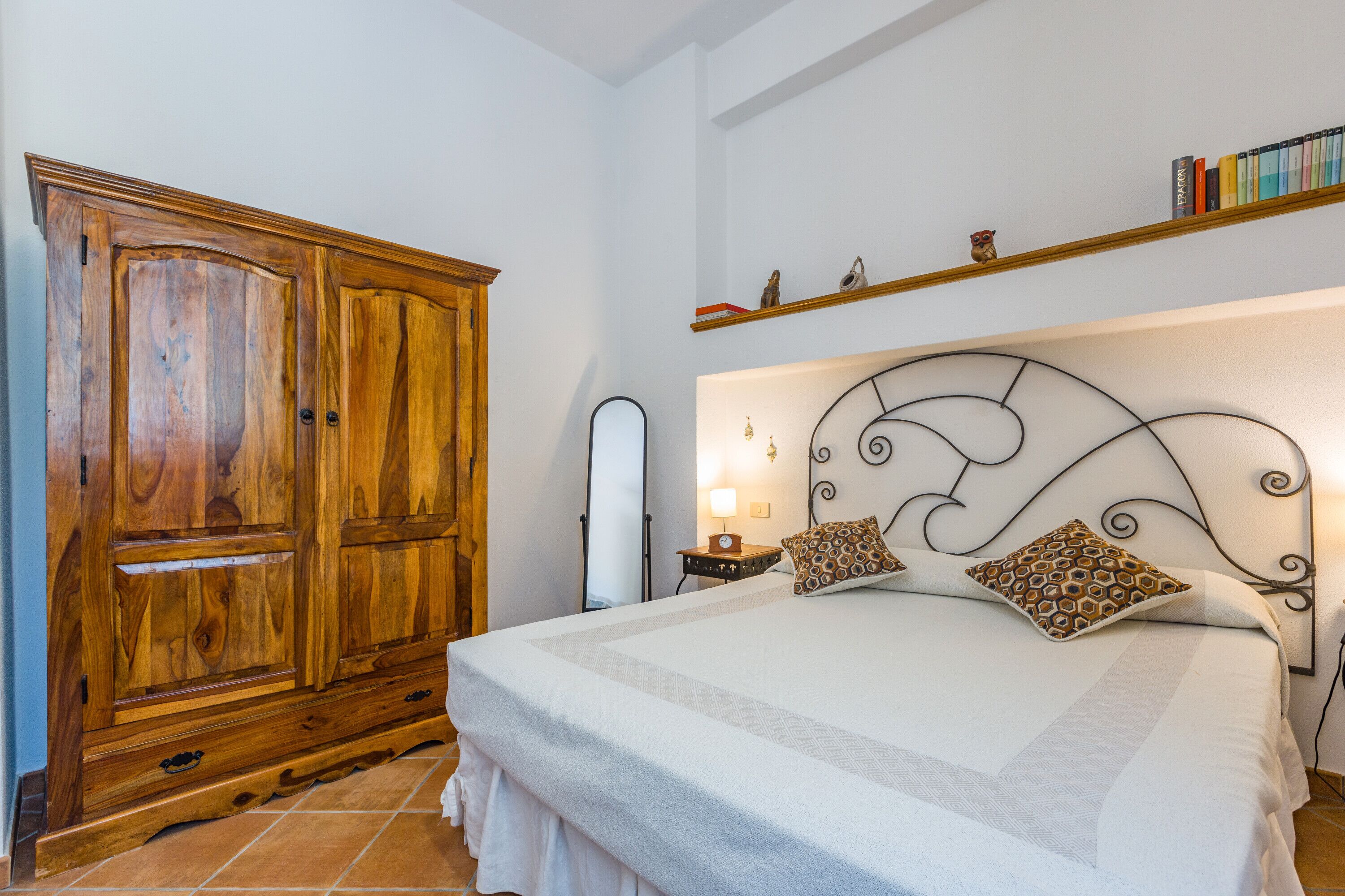 Tabla de planchar con plancha, wifi gratis, ropa de cama