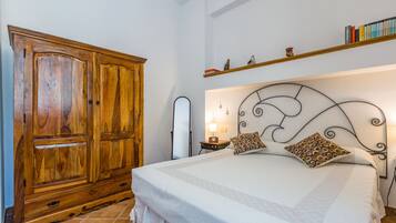 Tabla de planchar con plancha, wifi gratis, ropa de cama