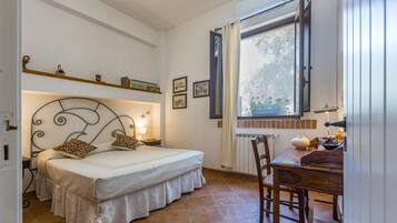 Een strijkplank/strijkijzer, gratis wifi, beddengoed