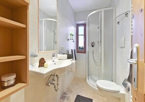 Douche, sĂšche-cheveux, serviettes fournies
