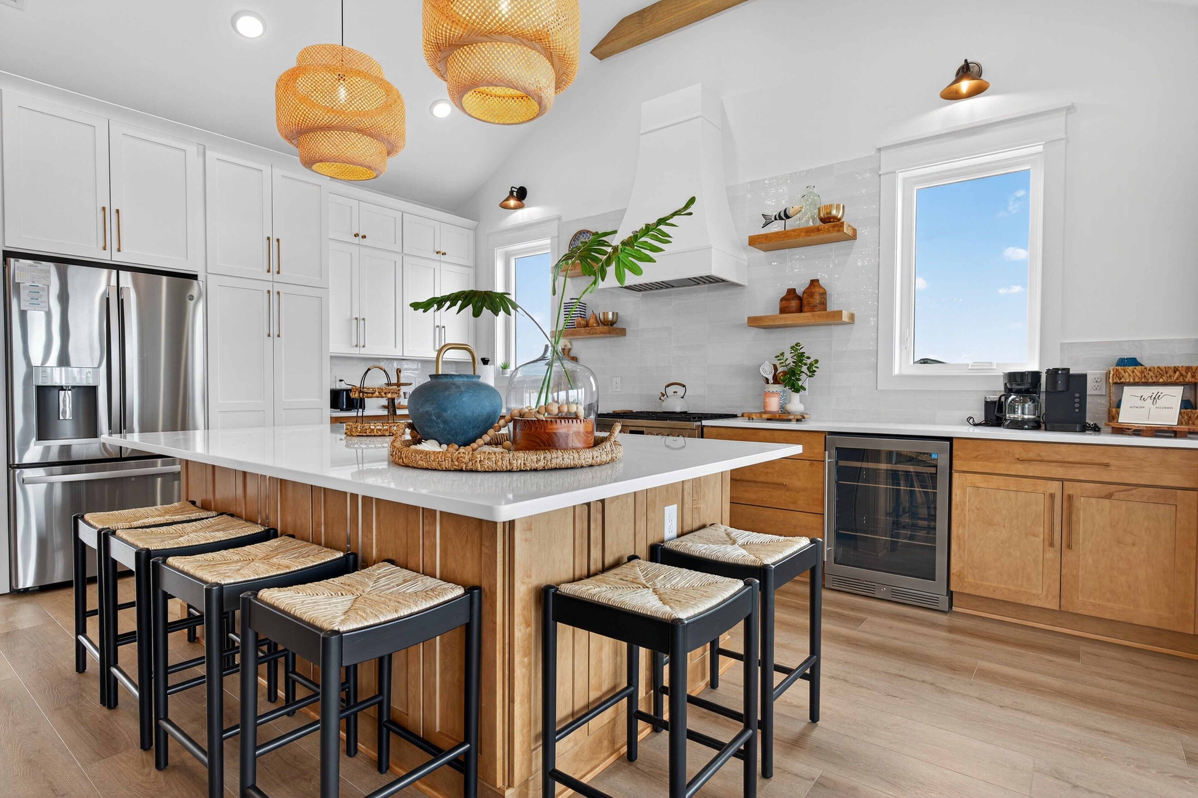 Kjøleskap, mikrobølgeovn, ovn og kokeplater