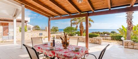 屋外ダイニングエリア