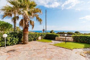 Property grounds - Villa 'Alma' with Sea View, Private Terrace and Air Conditioning (alliste)