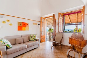 TV - Villa 'Alma' with Sea View, Private Terrace and Air Conditioning (alliste)
