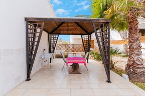 Outdoor dining - Villa 'Alma' with Sea View, Private Terrace and Air Conditioning (alliste)