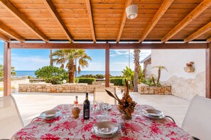 Outdoor dining - Villa 'Alma' with Sea View, Private Terrace and Air Conditioning (alliste)