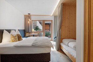 2 bedrooms, free WiFi, bed sheets - Apartment 'Charly' with Mountain View, Private Garden and Wi-Fi (San Martino)