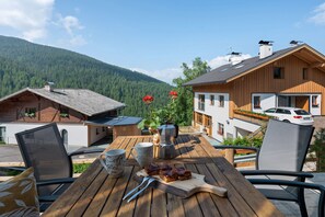 Outdoor dining - Apartment 'Anna' with Mountain View, Private Terrace and Wi-Fi (San Martino)