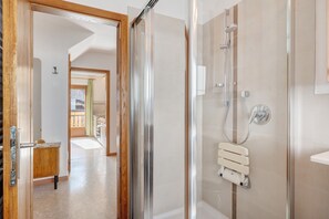 Shower, hair dryer, towels - Apartment 'Anna' with Mountain View, Private Terrace and Wi-Fi (San Martino)