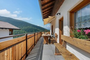Outdoor dining - Apartment 'Anna' with Mountain View, Private Terrace and Wi-Fi (San Martino)