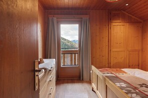 2 bedrooms, free WiFi, bed sheets - Apartment 'Carina' with Mountain View, Balcony and Wi-Fi (San Martino)