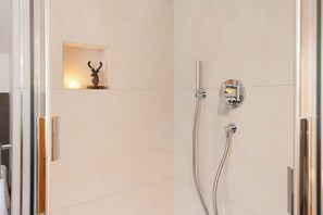 Shower, hair dryer, towels - Apartment 'Carina' with Mountain View, Balcony and Wi-Fi (San Martino)