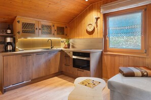 Fridge, microwave, oven, stovetop - Apartment 'Carina' with Mountain View, Balcony and Wi-Fi (San Martino)