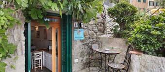 Apartment 'Silvia Nelle 5 Terre' with Private Terrace, Wi-Fi and Air Conditioning