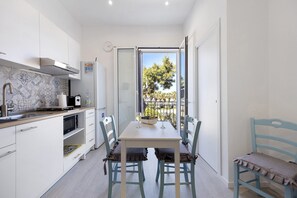 Fridge, microwave, oven, stovetop - Casa Ludovica Primo Piano: Sea View, Wi-Fi, and Air Conditioning (Isola delle Femmine)