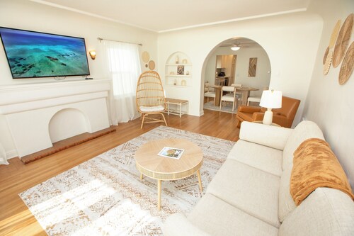 3 Bedroom Luxury Beach House w/ Parking - Walk To Beach