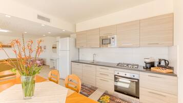 Jääkaappi, mikroaaltouuni, uuni, liesi