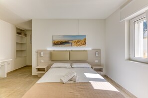 3 slaapkamers, een strijkplank/strijkijzer, gratis wifi, beddengoed