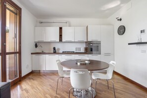 Een koelkast, een magnetron, een oven, een kookplaat