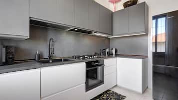 Kühlschrank, Mikrowelle, Ofen, Herdplatte